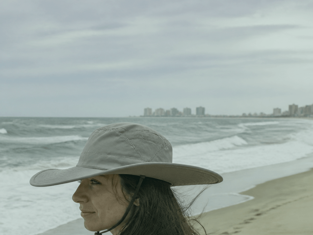 Compact umbrella vs big hat: pick for wind — supporting Beach Blog photo, Ocean City, Maryland