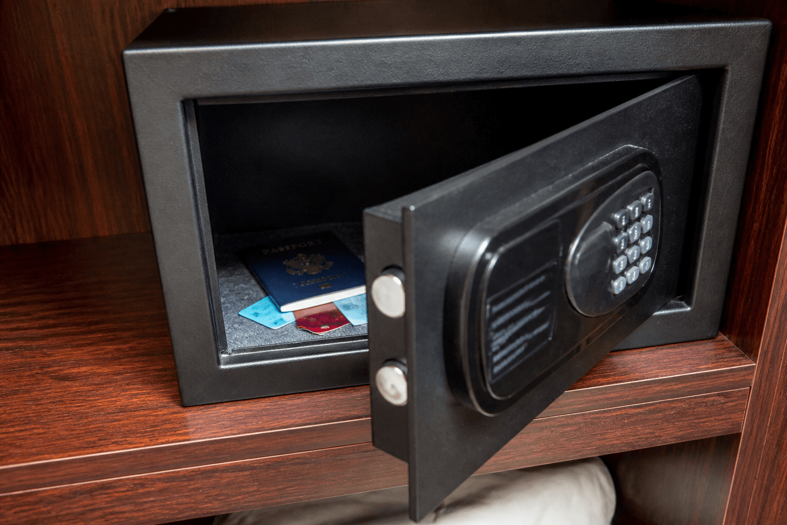 Hotel safe: what belongs inside (and what is just anxiety) — Beach Blog photo, Ocean City, Maryland