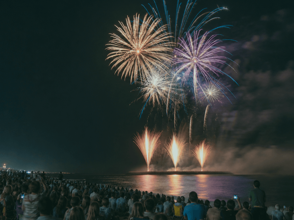OC fireworks midweek pop-up: smaller crowds, same sky — supporting Beach Blog photo, Ocean City, Maryland