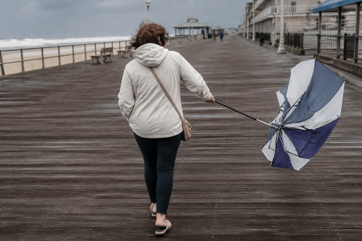 Umbrella invert wind walk: close it or become a sail — Beach Blog photo, Ocean City, Maryland